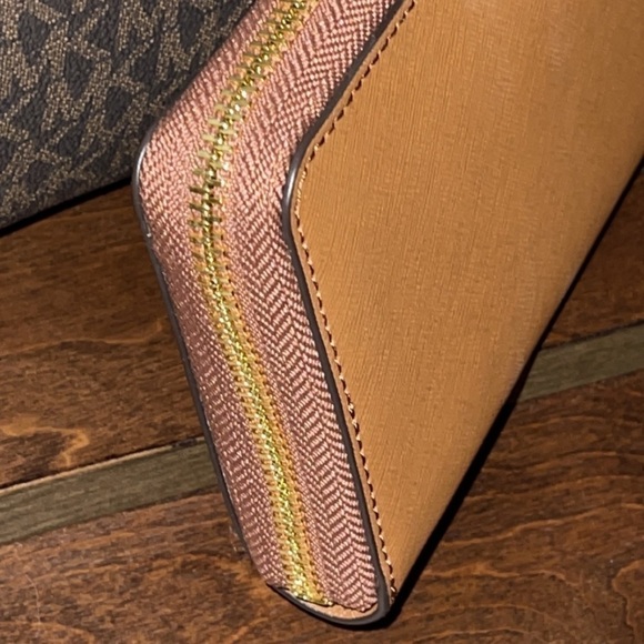 NWT Michael Kors Jet Set Charm Wallet - Picture 9 of 15